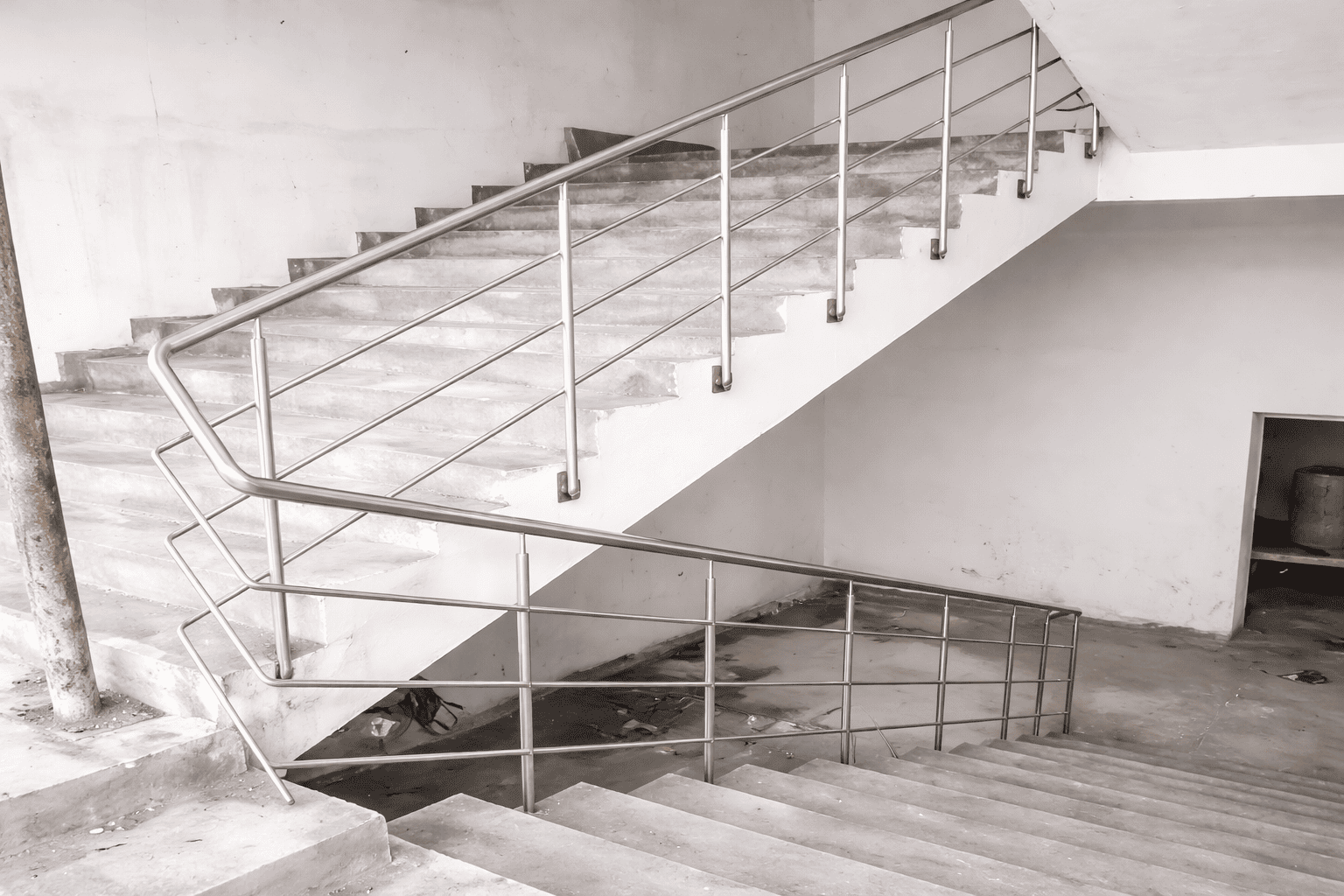 Stainless steel staircase manufacturer with modern SS railing design