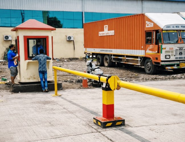 Manual boom barrier for industrial and commercial gate access control
